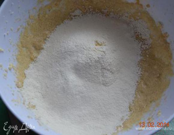 Всыпать просеянную муку с разрыхлителем и маленькой щепоткой соли.