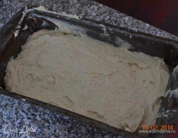Вымешать до однородности... В смазанную маслом форму вылить тесто, аккуратно разгладить поверхность лопаточкой...