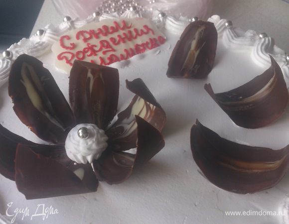 Украсить карамельными бусинками. Шоколад осторожно отделить от бумаги и выложить в форме цветка.
