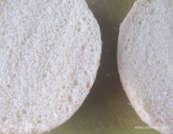 Яйца отварить. Булочку разрезать по горизонтали на две половинки.