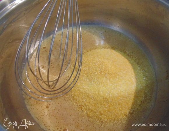 Яйца взбить с сахаром и солью,  добавить кукурузную муку...