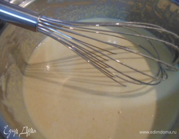 ...влить молоко, размешать, добавить муку, тщательно перемешать. Оставить отдохнуть на 40 минут. Добавить растительное масло.
