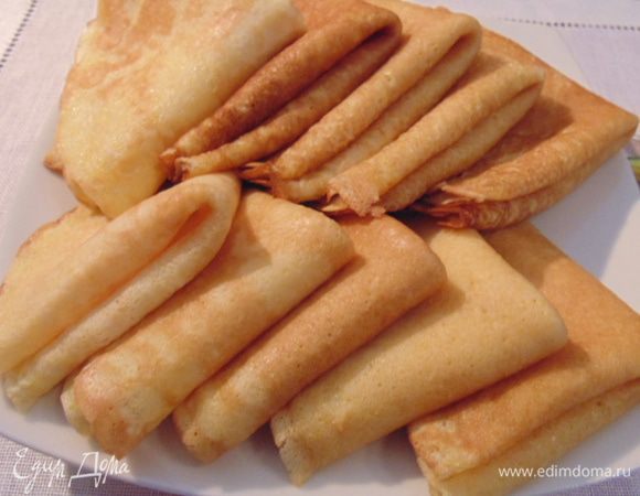 Выпекать блины с двух сторон, каждый блинчик смазать сливочным маслом.
