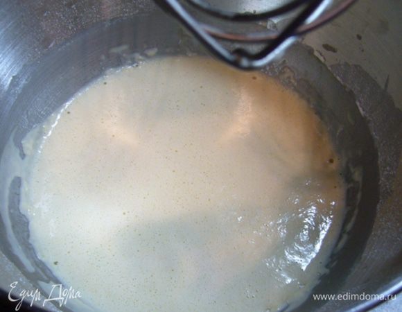 Я обычно готовлю кулебяку за 2 дня. В первый день готовлю начинки и блины. Во второй день делаю тесто для кулебяки и «довожу до ума» начинки.
Итак, приступим!
Блины. Яйца, соль, сахар, молоко смешать миксером. Добавить муку. Взбить. Оставить тесто отдохнуть на 1 час.
