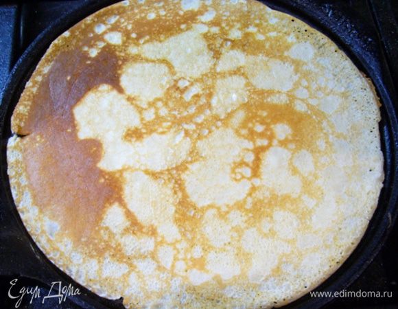 Через час тесто еще раз размешать, испечь блины.