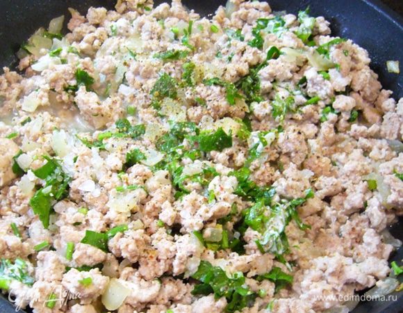 Мясная начинка. Одну луковицу и пучок петрушки нарезать. Обжарить на сковороде лук (мин. 2). Добавить фарш, жарить еще 5 мин. Добавить 1 ст. л. сметаны, петрушку. Тушить на невысоком огне 5 мин. Посолить, поперчить.
Начинка из куриной печенки. Печенку промыть, убрать все ненужное. Отварить.
Начинка из риса. Рис и 3 яйца отварить.
Все остудить, убрать по баночкам и отправить в холодильник!
