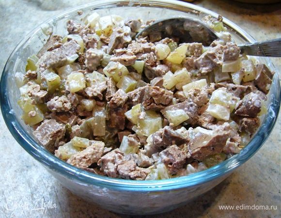 Начинка из куриной печенки. Печень нарезать. Огурцы очистить, нарезать, сок слить. Смешать печенку с огурцами и 1 ст. л. сметаны.
