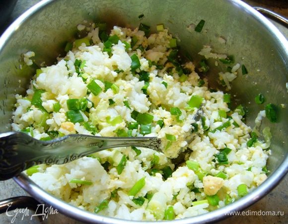 Начинка из риса. Яйца размять вилкой. Перемешать с рисом. Зеленый лук мелко порезать и добавить к рису с яйцами.