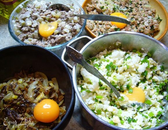 В каждую начинку вмешать по одному желтку.