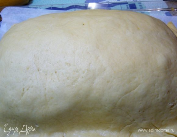 Раскатать второй пласт, накрыть кулебяку, прижать руками, чтобы слой плотно лежал на начинке.