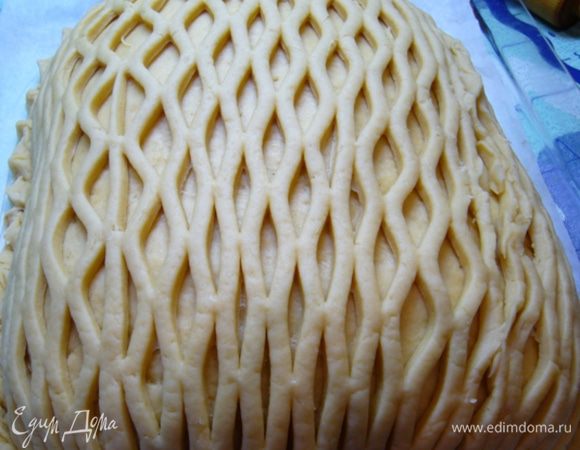 Раскатать третий пласт. Ножом для пиццы прорезать на нем продольные прерывающиеся линии на небольшом расстоянии одна от другой. Или воспользоваться специальным приспособлением для нарезки сетки из теста.
Накрыть кулебяку, сравнять края.
Защипать края кулебяки.
Оставить на расстойку на 20 мин.
Духовку разогреть до 210 град.
Кулебяку смазать взбитыми желтками. 
Выпекать 45 мин.
Готовую кулебяку накрыть чистым полотенцем, сбрызнуть водой из пульверизатора. Дать постоять 7 мин.
Угощайтесь!
