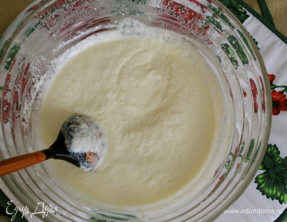 Количество ингредиентов привожу как в рецепте-оригинале. Я брала половину нормы указанных продуктов. У меня получилось чуть больше 20 пирожочков.
Желтки растереть с сахаром и с солью, постепенно размешать с молоком, добавить растопленное сливочное масло. Влить полученную массу в просеянную муку, перемешать. Отдельно взбить белки в стойкую пену. Ввести белки в общую массу и аккуратно перемешать.  