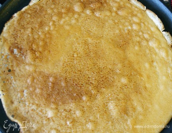 Пожарить блинчики. Они получаются достаточно тонкие. 