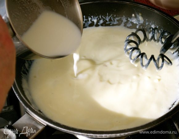 Приготовить соус. Муку и масло для соуса растереть на сковороде, постепенно, при непрерывном помешивании влить горячее молоко. Посолить и довести до загустения.