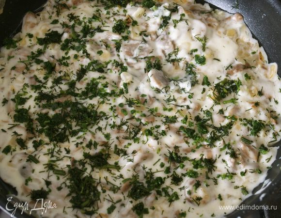 Готовые шампиньоны перемешать с соусом, добавить мелко нарезанную зелень петрушки и укропа, соль, перец и хорошо перемешать... 