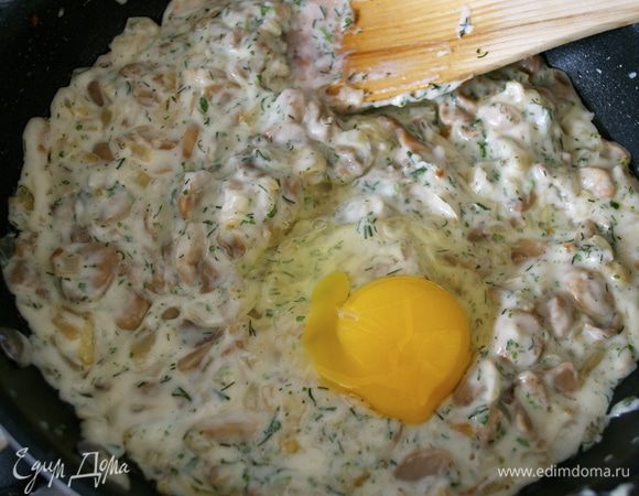 К полученной смеси добавить одно сырое яйцо.