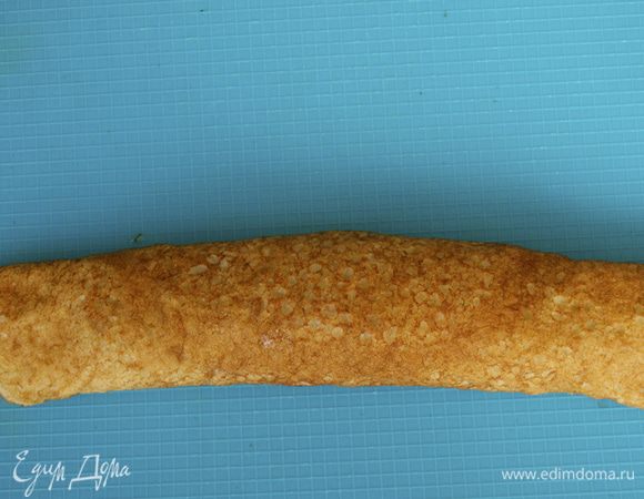 Очень туго завернуть в рулетик. Я минут на 15 убрала свернутые рулетики в морозилку, чтобы их было легче впоследствии разрезать.