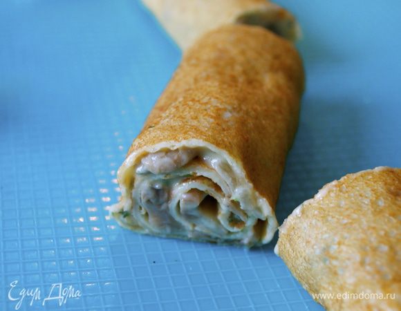 Рулетики разрезать на куски длиной примерно 7 см. В моем случае блин разрезался на три части.