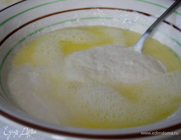 Смешать все ингредиенты для кляра. 