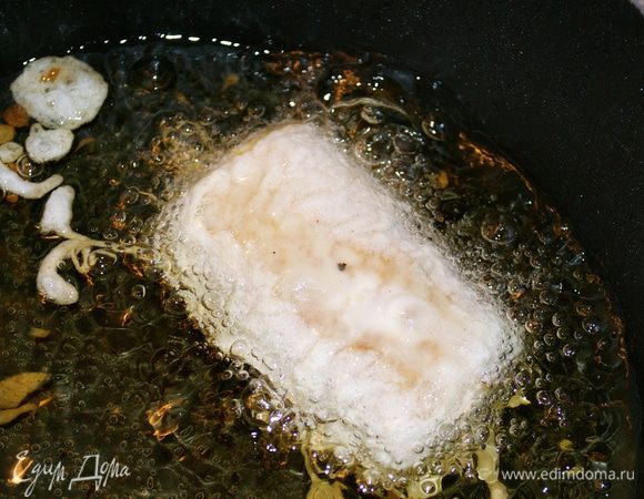 Каждый кусочек обмакнуть в кляр и обжарить во фритюре.