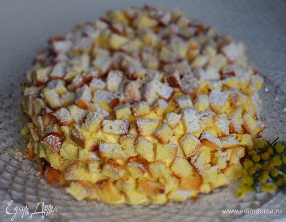 Покрыть  всю поверхность торта бисквитными  кубиками и поставить  в морозильную камеру на 1 час. Затем поставить в холодильник на ночь.