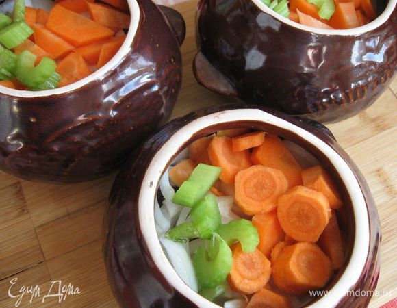 Мясо порезать кусочками, посолить, поперчить, добавить сухой тимьян, перемешать и  положить пропорционально в горшочки. У меня их было 3 шт. Стебель сельдерея помыть, почистить от волокон, порезать на кусочки. Морковь, лук почистить. Морковь порезать кружочками, лук полукольцами. Добавить в горшочки. Залить горячей водой, чтобы она на  2/3 прикрывала содержимое горшочка. 