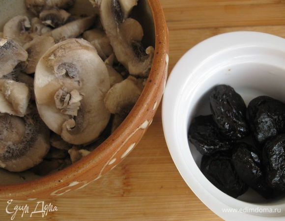 Грибы немного потушить на сковороде на масле до частичного испарения жидкости.