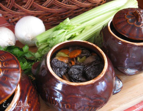 Поместить в духовку, разогретую до 220 градусов на 1 час, неплотно прикрыв крышками горшочки.  После этого достать, аккуратно – не обожгитесь! – горшочки, добавить чернослив и грибы  и опять отправить в духовку на 45 минут. Температуру при этом снизить до 180 градусов.