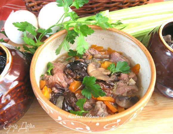 Вкусное блюдо готово. Подавать в горшочке или в тарелке. Сверху посыпать мелко рубленной зеленью – укропом или петрушкой. Приятного аппетита!

