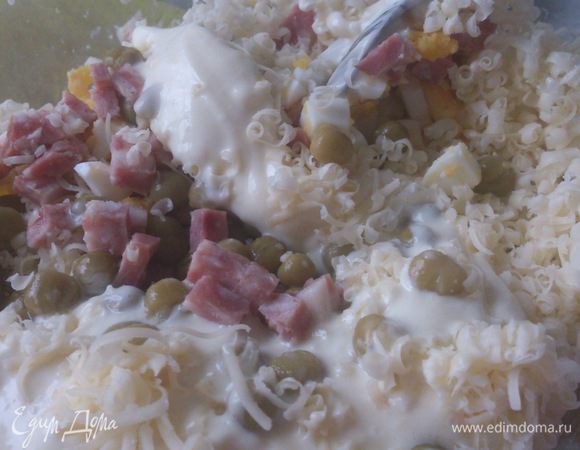 Яйца и колбасу мелко порезать. Добавить горошек и тертый сыр, майонез. Все смешать.