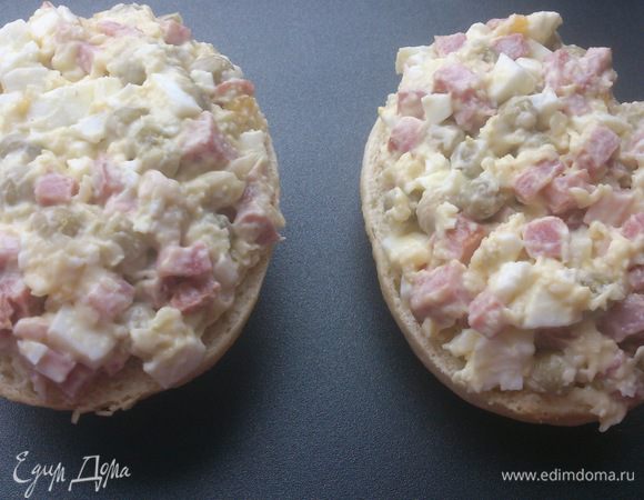 Выложить начинку на булочки и поставить в разогретую до 200С духовку на 10-15 минут. Желательно ставить как можно выше.