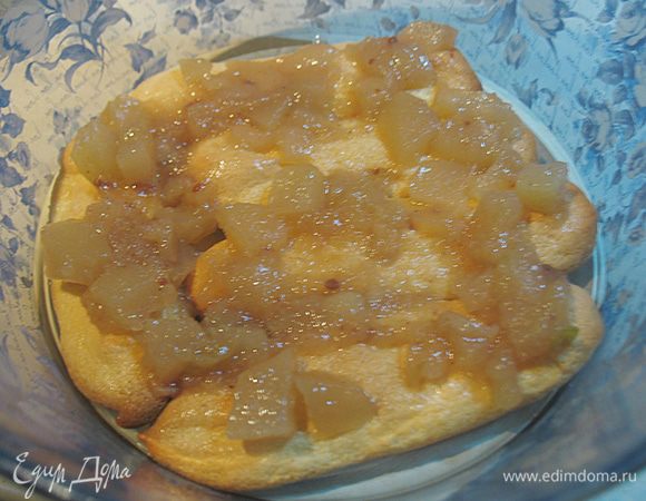 СБОРКА. Груши вытащить из сиропа. Если вы использовали целые груши, то их разрезать пополам, удалить серединку и нарезать на дольки толщиной 3 мм. 
Печенье окунуть в грушевый сироп и уложить их в форму, полностью покрыть дно. Сверху на печенье выложить груши. 