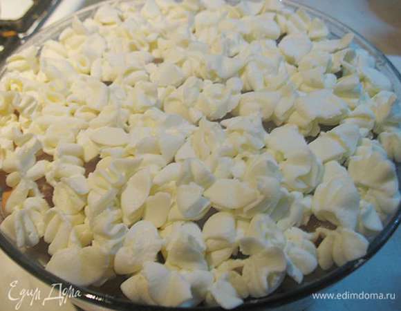 Взбить сливки до устойчивых пиков. Переложить в кондитерский мешок и покрыть ими верх, мелкими шариками, расположенными близко друг к другу. Мне захотелось сделать художественный беспорядок. 