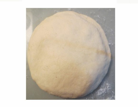 Теперь делаем другую форму, которая состоит из двух круглых лепешек.
Раскатываем лепешки, на нижнюю  выкладываем начинку, закрываем второй, залепляем края, слегка прижимаем сверху.