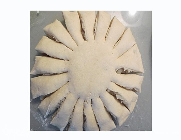 Разрезаем края ( как показано на фото). Каждый лепесток разворачиваем в сторону слева направо или наоборот.