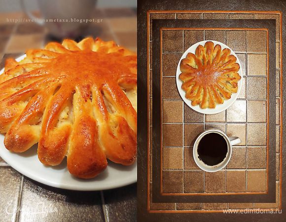 Смазываем пирожки взбитым желтком, оставляем на 15 минут и затем выпекаем при температуре 180 градусов до золотистого цвета.