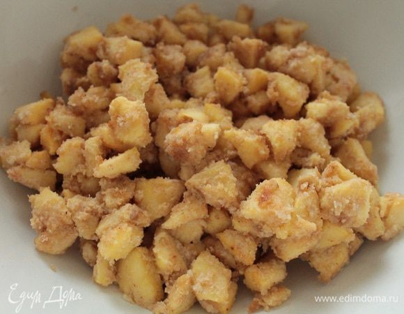 Яблоки почистить, удалить сердцевину, нарезать кубиком (у меня получилось 300 грамм в нарезанном виде), сбрызнуть лимонным соком. Нагреть сковороду, растопить сливочное масло, затем добавить овсяную муку, прогреть 1 минуту, добавить лимонный сок и цедру, нарезанные яблоки. Постоянно помешивая, обжарить яблоки до полумягкого состояния (5-7 минут). Выключить огонь и дать остыть под крышкой.