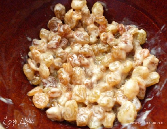 Изюм (две горсти) залить кипятком, чтобы он немного размяк, воду слить, добавить к яблокам.