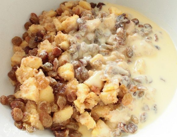 Добавить к яблокам и изюму.