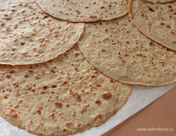 На пергамент выкладываем внахлест блинчики.