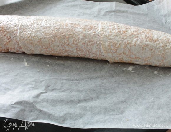 Свернуть рулет, края загнуть внутрь. Хорошо смазать рулет сметаной. Выпекать при 180° 30-35 минут, до румяной корочки. Приятного вам чаепития и веселой Масленицы!