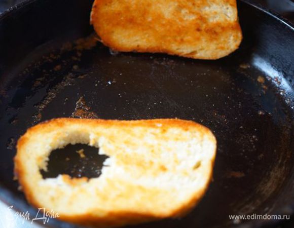 Поджарить хлебушек до красивого золотисто-коричневого цвета с двух сторон.