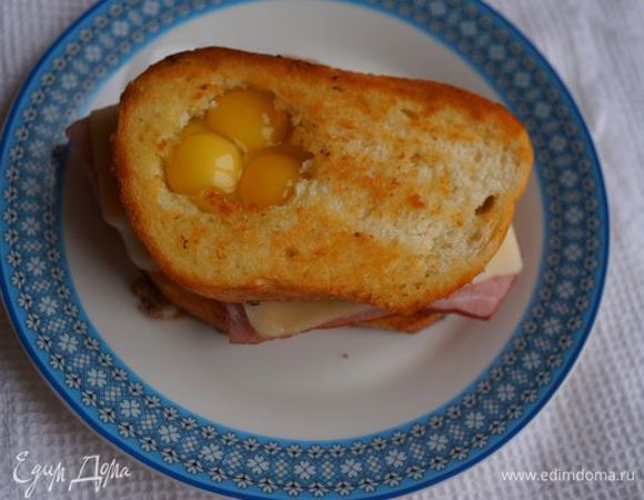 На один тост положить ветчину, сыр, накрыть другим и разбить 2-3 перепелиных яйца в отверстие, поставить в СВЧ на 2 минуты. Приятного аппетита!