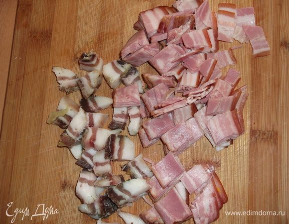 Нарезаем бекон (у меня бекон и немного прослойки сала).