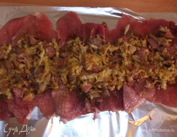 Обжариваем минуты две, добавляем капусту, тоже чуть обжариваем, добавляем тертое яблочко (конечно предварительно сняв кожуру) и клюкву. Поперчить и потушить немного, чтобы ушла жидкость, затем  выкладываем на рулет.