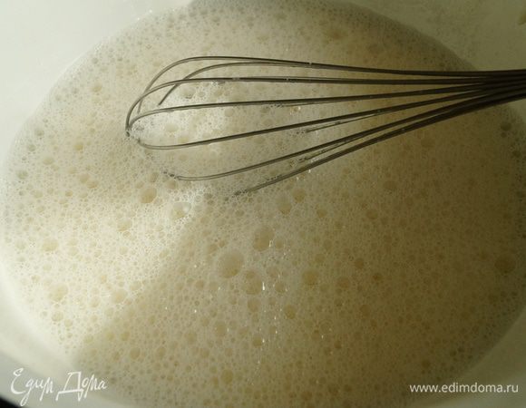 Добавить молоко и перемешать.