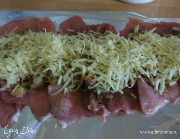 Сверху тертый сыр, как можно увидеть, я люблю начинку дать по-богатому. :)