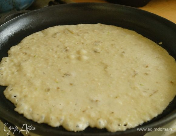 Обжарить блинчики с двух сторон.