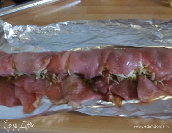 При помощи фольги закручиваем мясо с края на середину, подпихиваем начинку под закрученный край, чтобы не вылезала и сидела тихо, в ожидании процесса:))