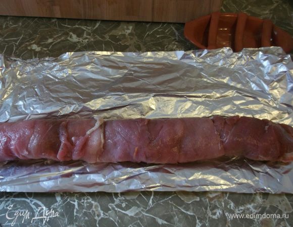 Перевязать рулет, чтобы не раскрылся ( я его не перевязываю, он получился достаточно тонким).